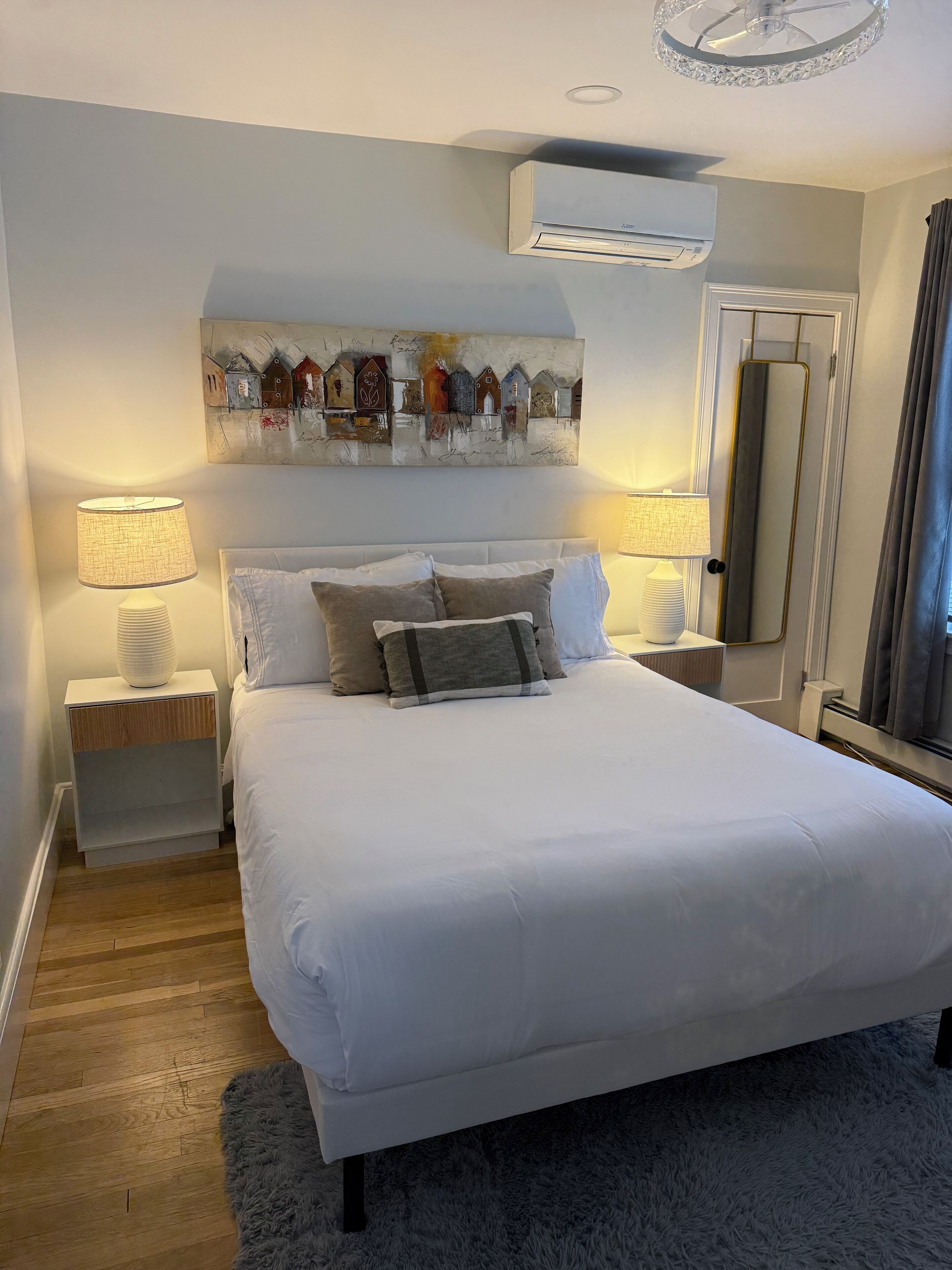 3 bedrooms, desk, iron/ironing board, travel crib