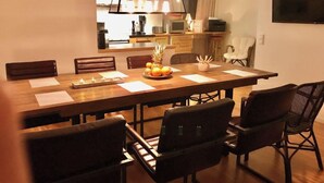 A dining area with a long wooden table, six chairs, and a fruit bowl. - Charming 8 person 4-bedroom villa  in wonderful City center Båstad in Skåne län (Skåne län)
