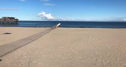 Charming 8 person 4-bedroom villa in wonderful City center Båstad in Skåne län