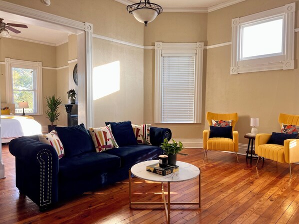 Smart TV - Big Groups Central Memphis stay-5BR/4BA w/Parking - Walk to FedEx Forum&Beale St (Memphis)