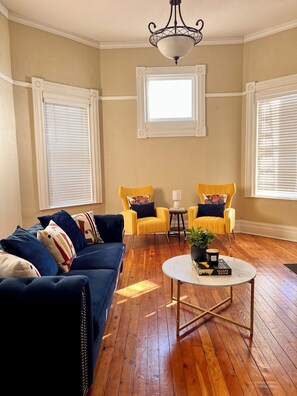 Smart TV - Big Groups Central Memphis stay-5BR/4BA w/Parking - Walk to FedEx Forum&Beale St (Memphis)
