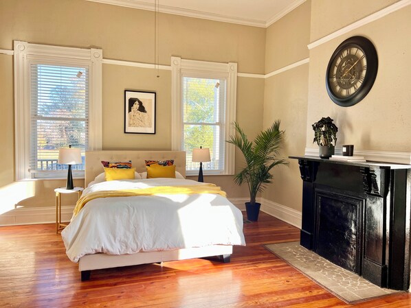 5 bedrooms, desk, iron/ironing board, travel crib