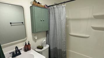 Haartrockner, Handtücher, Seife, Toilettenpapier