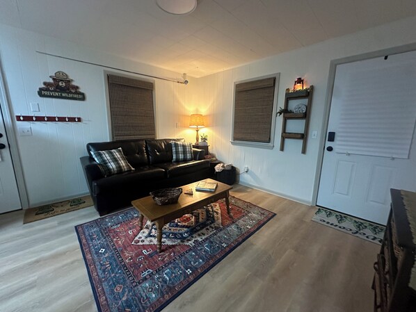 Living area - Base Camp Cottage (Kirksville)