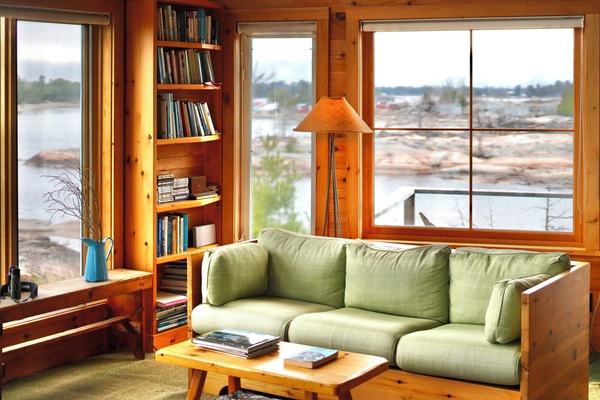 Smart-tv, eldstad, dvd-spelare och böcker