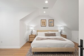 6 bedrooms, iron/ironing board, WiFi, bed sheets