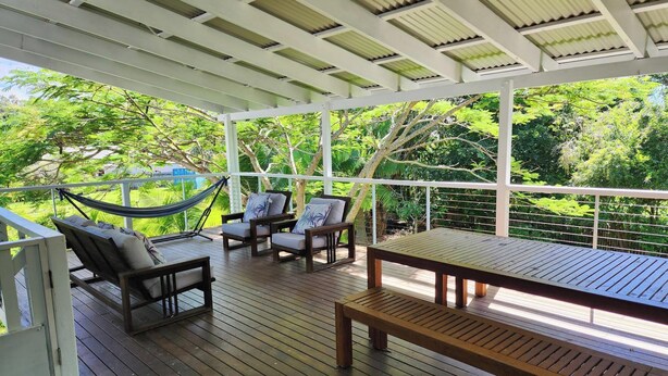 Property grounds - Charming Queenslander in Beachmere: WiFi, A/C, Netflix, Kayo, Sleeps up to 10. (Beachmere)