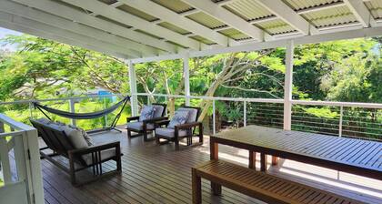 Charming Queenslander in Beachmere: WiFi, A/C, Netflix, Kayo, Sleeps up to 10.