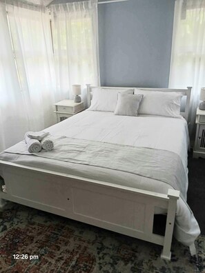 3 bedrooms, iron/ironing board, free WiFi, bed sheets - Charming Queenslander in Beachmere: WiFi, A/C, Netflix, Kayo, Sleeps up to 10. (Beachmere)