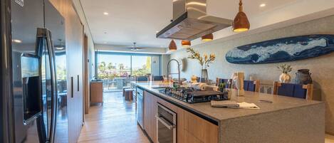 Frigorífico, microondas, horno y placa de cocina