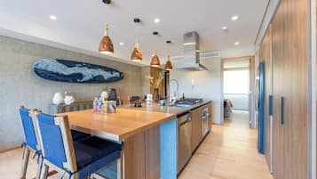 Jääkaappi, mikroaaltouuni, uuni, liesi