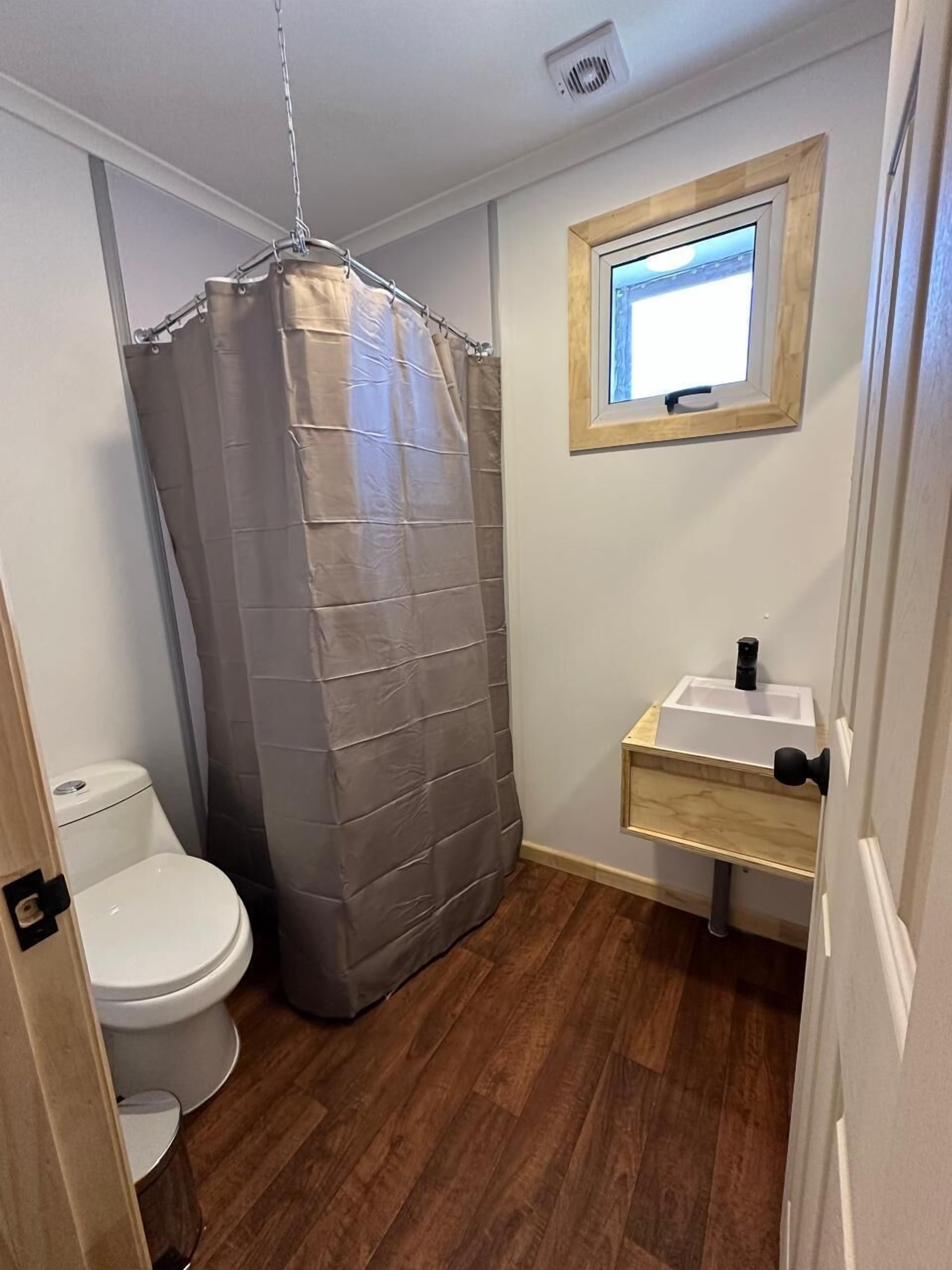 Standard Triple Room | Bathroom | Hair dryer, towels, soap, shampoo