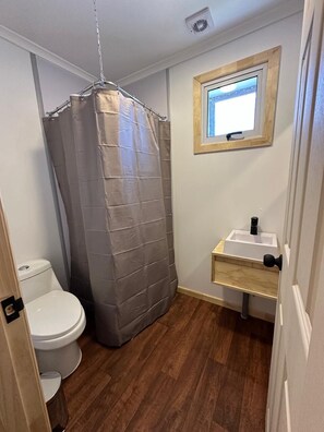 Standard Triple Room | Bathroom