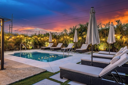 4BR Bio Hackers Retreat - Sauna - Cold Plunge - Hot Tub - Pool - Down Town 5mins