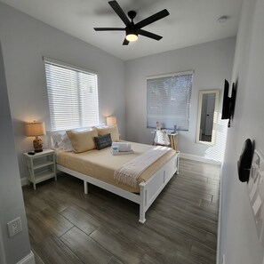 4 quartos, escrivaninha, ferros/tábuas de passar roupa