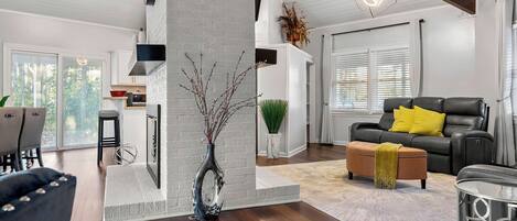 Smart-TV, Kamin, Bücher