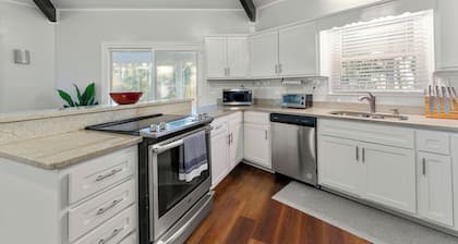 Serenity Spot- Charming 3-bedroom house 20 minutes from the Airport.