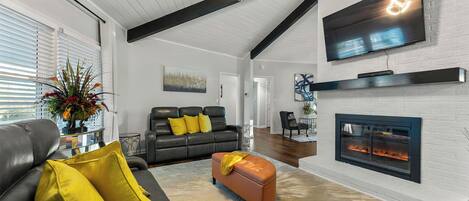 TV connectée, cheminée, livres