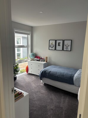 3 عدّة غرف نوم ومكتب ومكواة/لوح كي وسرير سفر