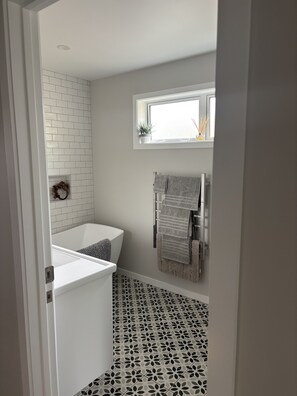 مجففات شعر، مناشف، صابون، ورق حمّام