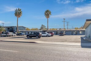 Exterior - Suburban Studios Ridgecrest near China Lake Naval Station (Ridgecrest)
