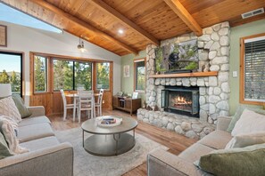 Télévision, cheminée, espaces bureaux