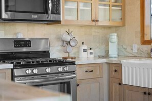 Frigorifero, microonde, forno, piano cottura