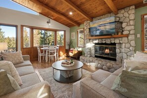 TV, caminetto, studio