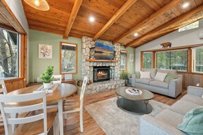 Televisión, chimenea, oficina