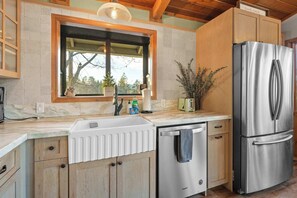 Refrigerador, microondas, horno, placa de cocina