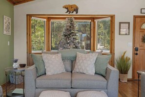 Televisión, chimenea y oficina