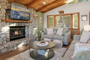 Televisión, chimenea y oficina