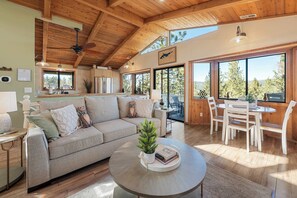 Televisión, chimenea y oficina