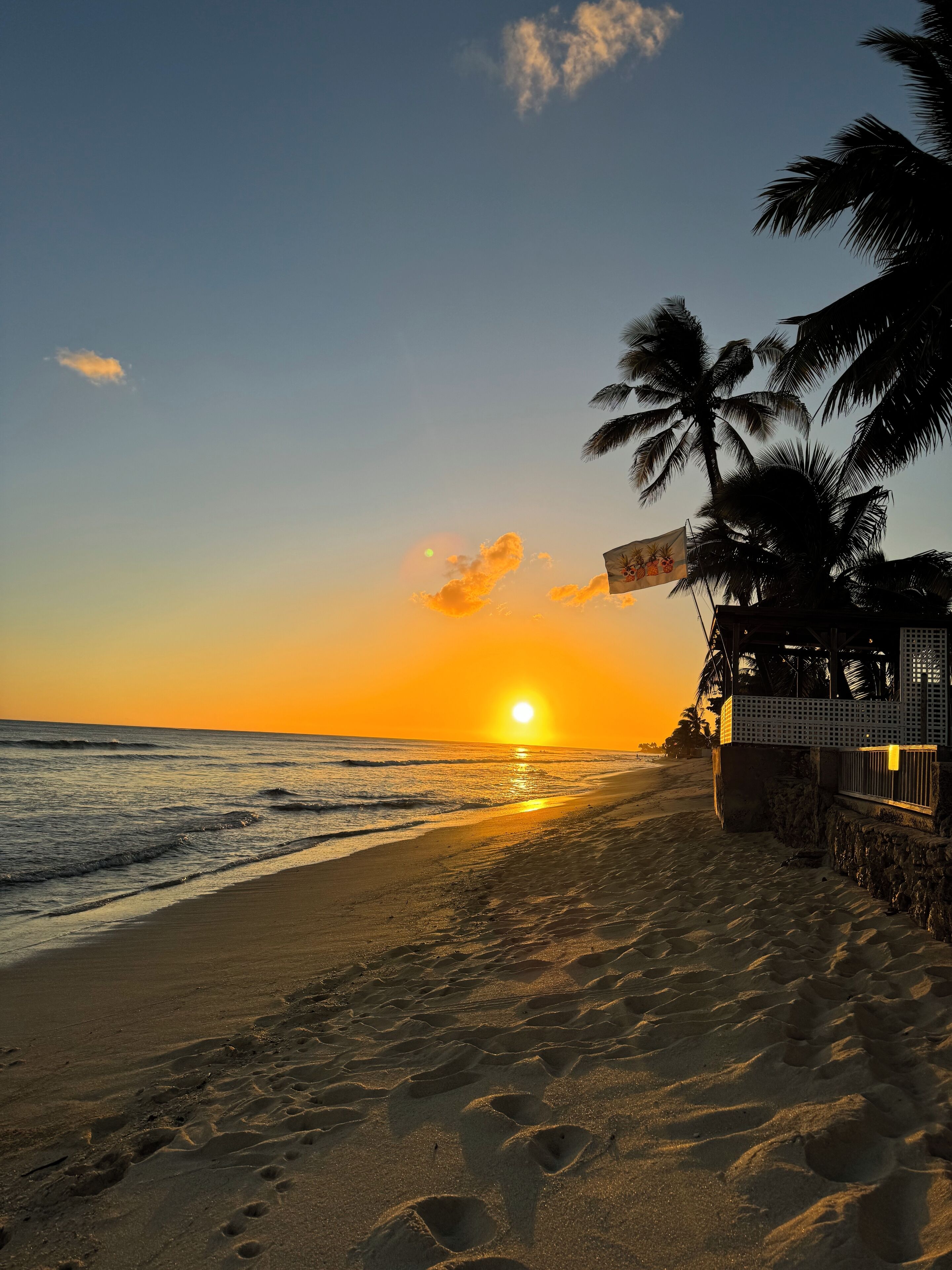 Beach nearby, sun loungers, beach towels