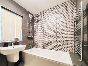 SĂšche-cheveux, bidet, serviettes fournies, savon