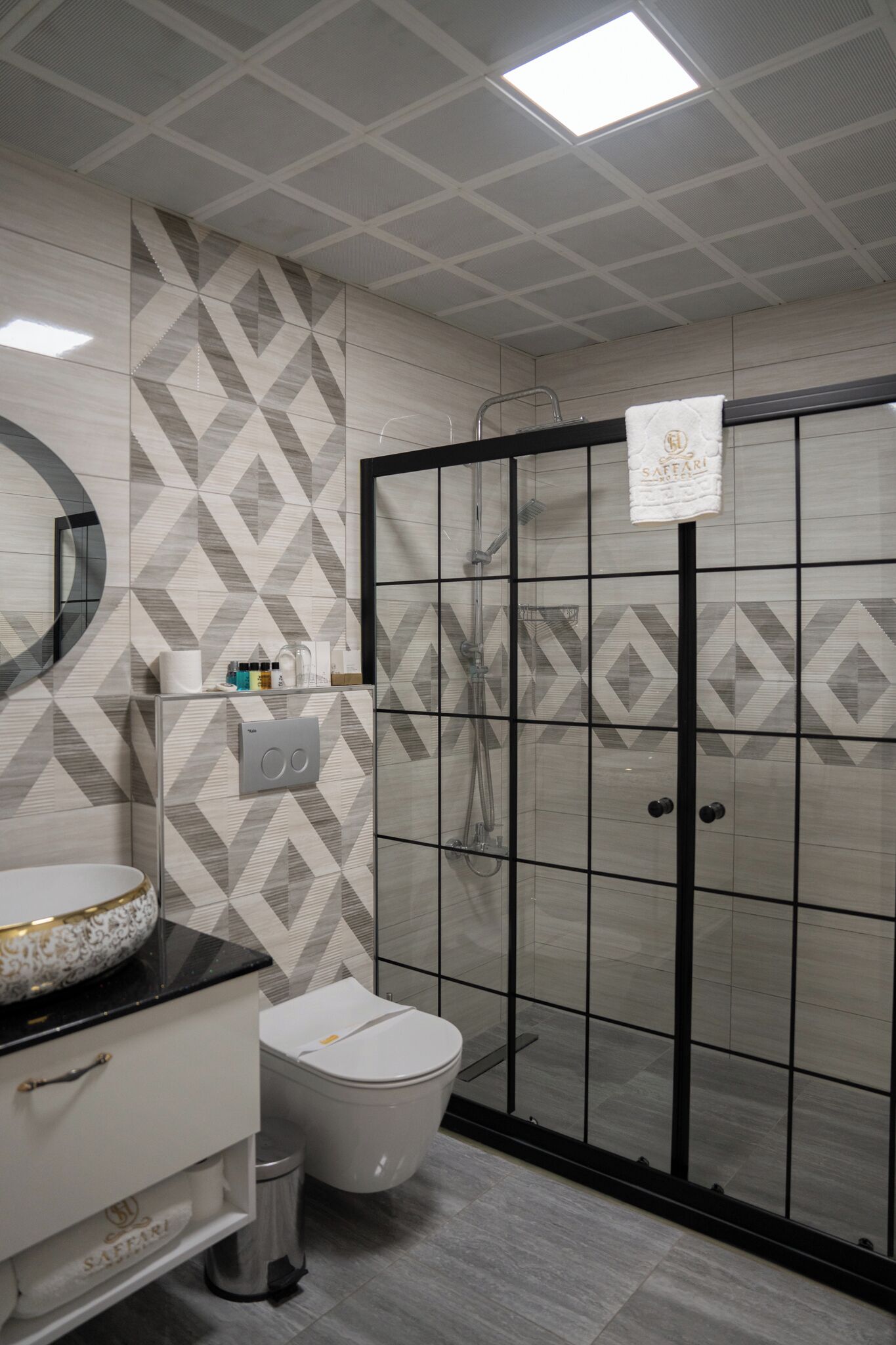 Dusche, kostenlose Toilettenartikel, Haartrockner, Hausschuhe