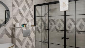 Dusche, kostenlose Toilettenartikel, Haartrockner, Hausschuhe