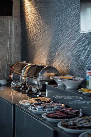 Her gün ücretsiz açık büfe kahvaltı