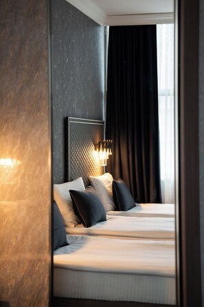 Minibar, safe på rommet, skrivebord og skrivebord for bærbar PC