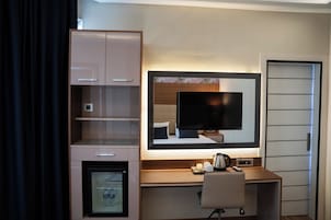 Habitación clásica, vistas a la ciudad | Ropa de cama de alta calidad, minibar, caja fuerte y escritorio