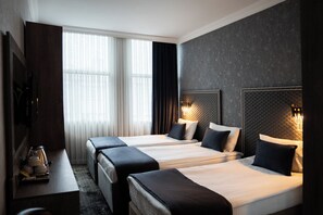 Minibar, odada kasa, masa, dizüstü bilgisayar çalışma alanı