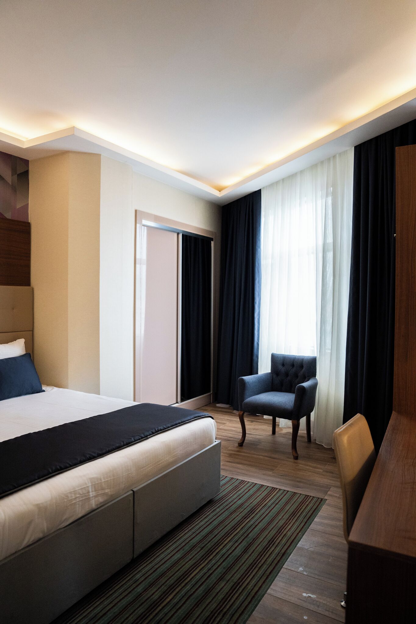 Minibar, Zimmersafe, Schreibtisch, laptopgeeigneter Arbeitsplatz