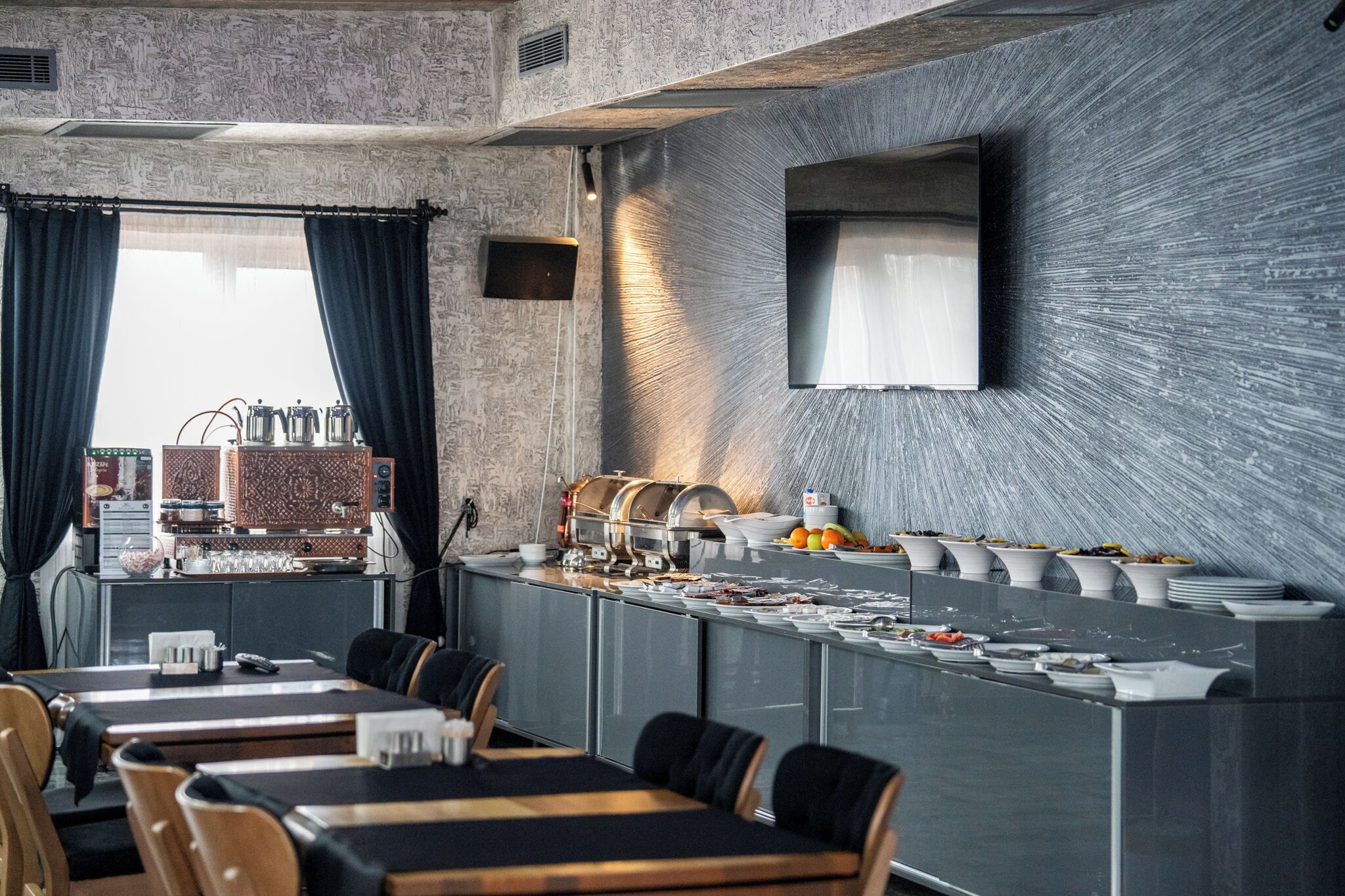 Una zona de dinar moderna amb un sistema de menjar a gran bufet, incloent diverses estacions de menjar i diferents disposicions de seients.