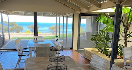 Beachfront Tickera Roundhouse - sea views inside and out - peaceful family home