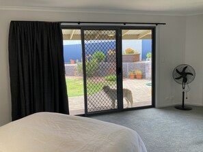 5 bedrooms, iron/ironing board, WiFi, bed sheets