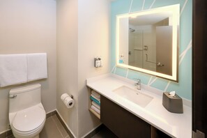 Een douche, een regendouche, een haardroger, handdoeken