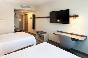 Roupas de cama antialérgicas, cofres nos quartos, escrivaninha