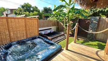 Tina de hidromasaje al aire libre