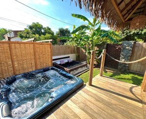 Bañera de hidromasaje al aire libre