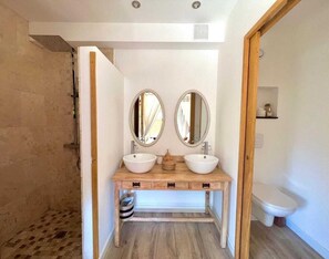 Secador de cabelo, toalhas de banho